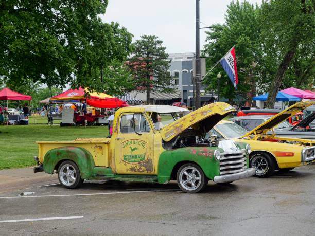 paola heartland car show - classic cars and trucks - john deer imagens e fotografias de stock