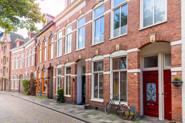 row of brick houses along a cobbled street in a historic district - row house architecture tourism window imagens e fotografias de stock