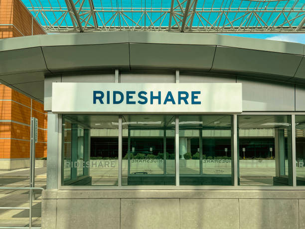 место посадки ride share в аэропорту - designated driver стоковые фото и изображения