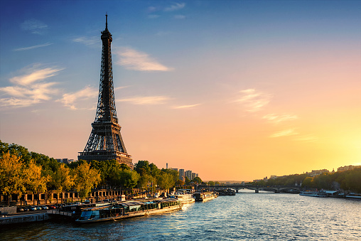 La Torre Eiffel en París Francia, al atardecer photo