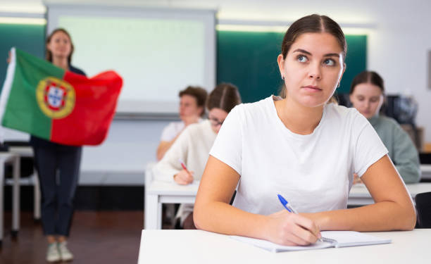 nauczyciel stoi za uczniami z flagą portugalii - adolescence flag university people zdjęcia i obrazy z banku zdjęć