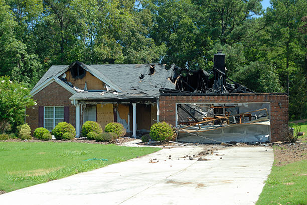 casa danos causados por incêndio - house fire - fotografias e filmes do acervo