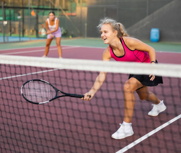 코트에서 훈련하는 여자 테니스 선수 - tennis court sports training tennis net 뉴스 사진 이미지