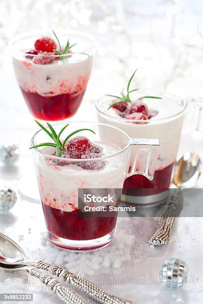 Disfrute De Un Postre Con Helado De Arándano Foto de stock y más banco de imágenes de Alimento - Alimento, Arándano rojo - Fruta baya, Blanco - Color