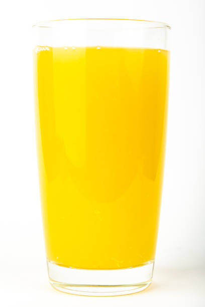 sok pomarańczowy w szkło na białym tle - green smoothie single object cold drink isolated on green zdjęcia i obrazy z banku zdjęć