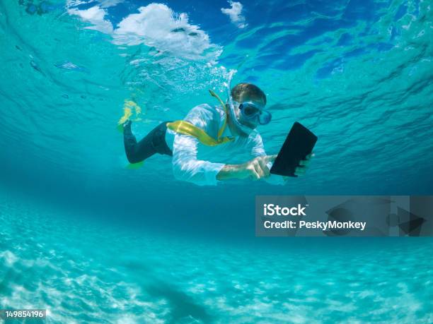 Geschäftsmann Mit Digitalen Tablet Pc Unterwasserwelt Und Schnorcheln Stockfoto und mehr Bilder von Urlaub