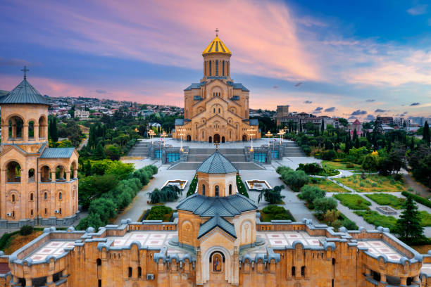 свято-троицкий кафедральный собор тбилиси в грузии. - tbilisi стоковые фото и изображения