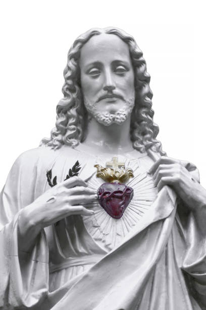 statua di gesù con un cuore rosso - jesus christ cross old statue foto e immagini stock