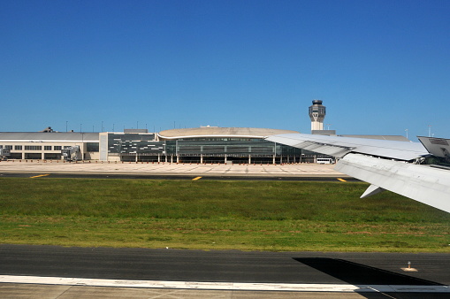 United Airlines Boeing 737 aircraft parked near hangar at Los Angeles International Airport in August 2020.