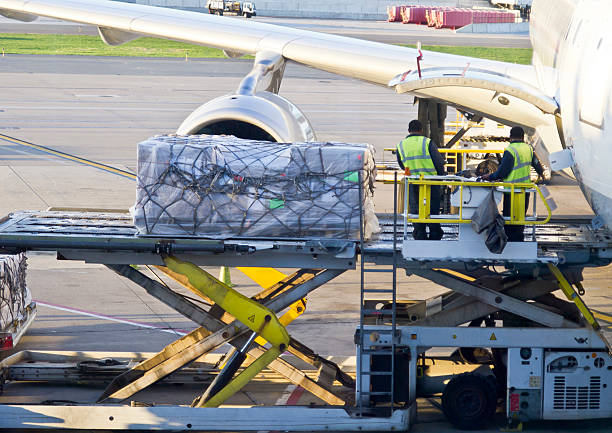 ładowanie ładunku do airbus 330 - freight transportation airplane cargo airplane airport zdjęcia i obrazy z banku zdjęć