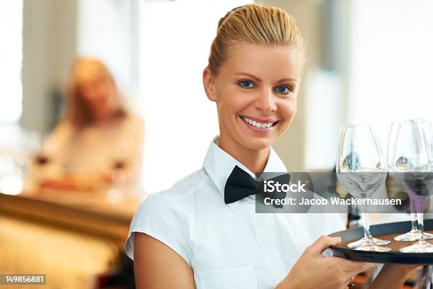 Service Mit Einem Lächeln Stockfoto und mehr Bilder von Attraktive Frau - Attraktive Frau, Bedienungspersonal, Berufliche Beschäftigung