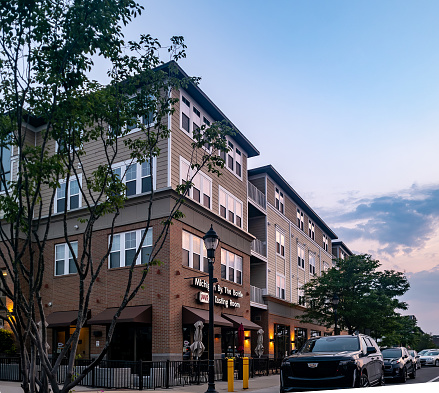 夕暮れ時のミシガン州オーバーンヒルズのダウンタウンにあるアパートと多目的ビル アメリカ合衆国のストックフォトや画像を多数ご用意