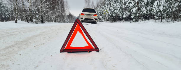 auto inverno e vermelho aviso triângulo veículo com carro quebrado - car winter road reflector snow - fotografias e filmes do acervo