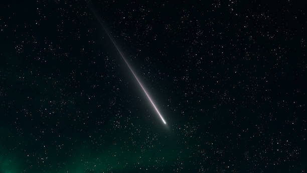 lange spur eines meteoriten am himmel. - meteor fireball asteroid comet stock-fotos und bilder