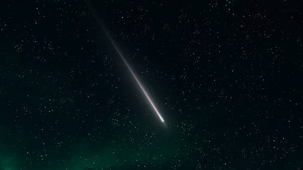 longue traînée d’une météorite dans le ciel. - meteor fireball asteroid comet photos et images de collection