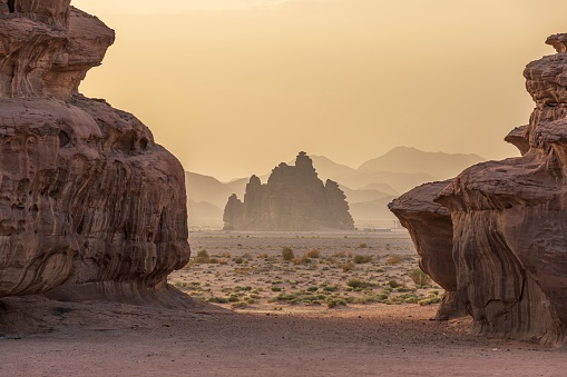 Pintoresco paisaje desértico con formaciones rocosas de Tabuk, Neom al atardecer photo