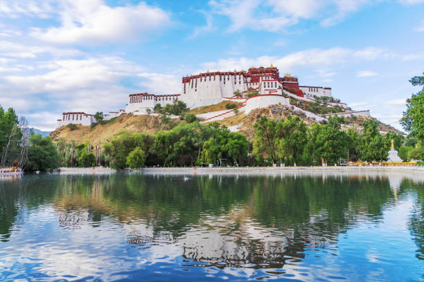 palacio potala, plaza y vista al lago en lhasa, región autónoma del tíbet, china - tibet tibetan buddhism buddhism color image fotografías e imágenes de stock