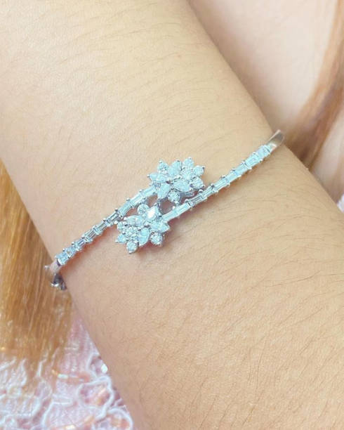 istock luxury diamond jewelry ring earing necklet bracelet 1498606607