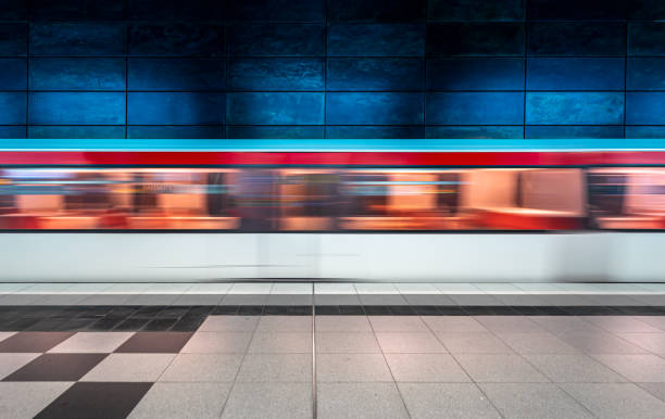 movimento borrado do trem do metrô na estação hafencity hamburg - subway station subway train underground hamburg germany - fotografias e filmes do acervo