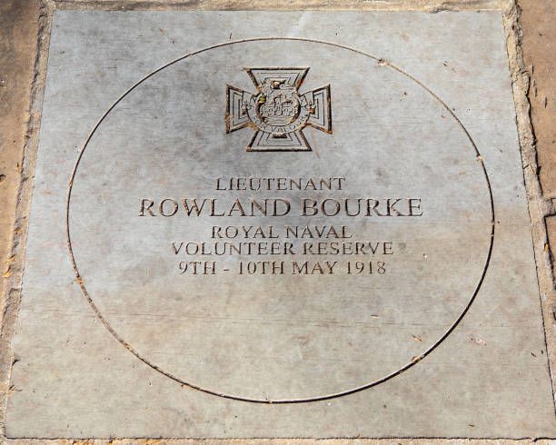 plaque de la croix de victoria du lieutenant rowland bourke à londres, royaume-uni - victoria cross photos et images de collection