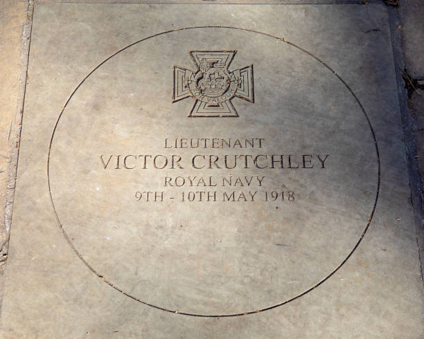 plaque de la croix de victoria du lieutenant victor crutchley à londres, royaume-uni - victoria cross photos et images de collection