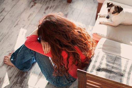 Triste mujer adulta joven deprimida llorando sola en casa, molesta photo