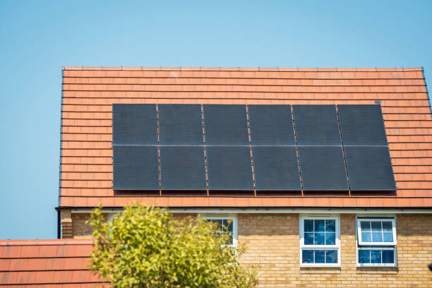 panneaux solaires sur le toit de nouvelles maisons en angleterre au royaume-uni le jour ensoleillé lumineux - residential district housing development house uk photos et images de collection