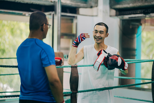 The two Asian boxers encourage each other and engage in a meaningful exchange, sharing their personal boxing experiences.