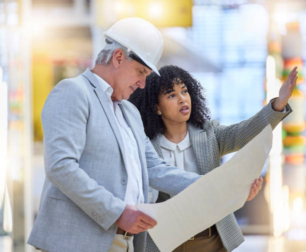 homme, femme et équipe de construction pointant du doigt le chantier, les idées de plans et la discussion sur la conception. diversité, gestion de projet et architecture pour l’infrastructure, l’ingénierie et la planification des étages - building contractor flash photos et images de collection