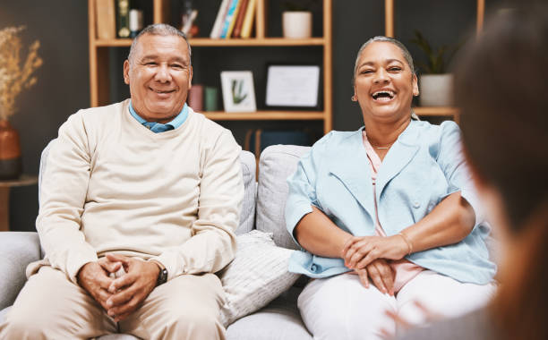 casamento, casal feliz ou idoso em aconselhamento com um psicólogo para aconselhamento ou apoio de saúde mental. consultoria, aposentadoria ou homem idoso rindo com uma mulher idosa conversando com um terapeuta engraçado - relaxation working humor sofa - fotografias e filmes do acervo