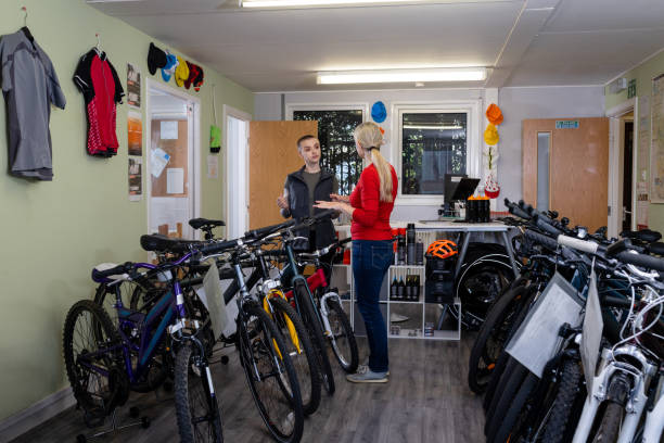 istock Customer in the Cycle Hub 1498675956