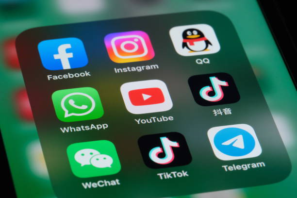 icono de la aplicación youtube, whatsapp, facebook, wechat, instagram, tencent qq, tiktok, douyin y telegram en la pantalla - tiktok fotografías e imágenes de stock
