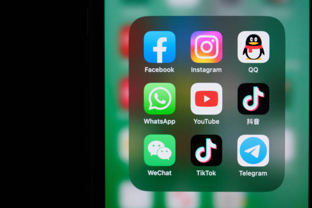 icono de la aplicación youtube, whatsapp, facebook, wechat, instagram, tencent qq, tiktok, douyin y telegram en la pantalla - tiktok fotografías e imágenes de stock