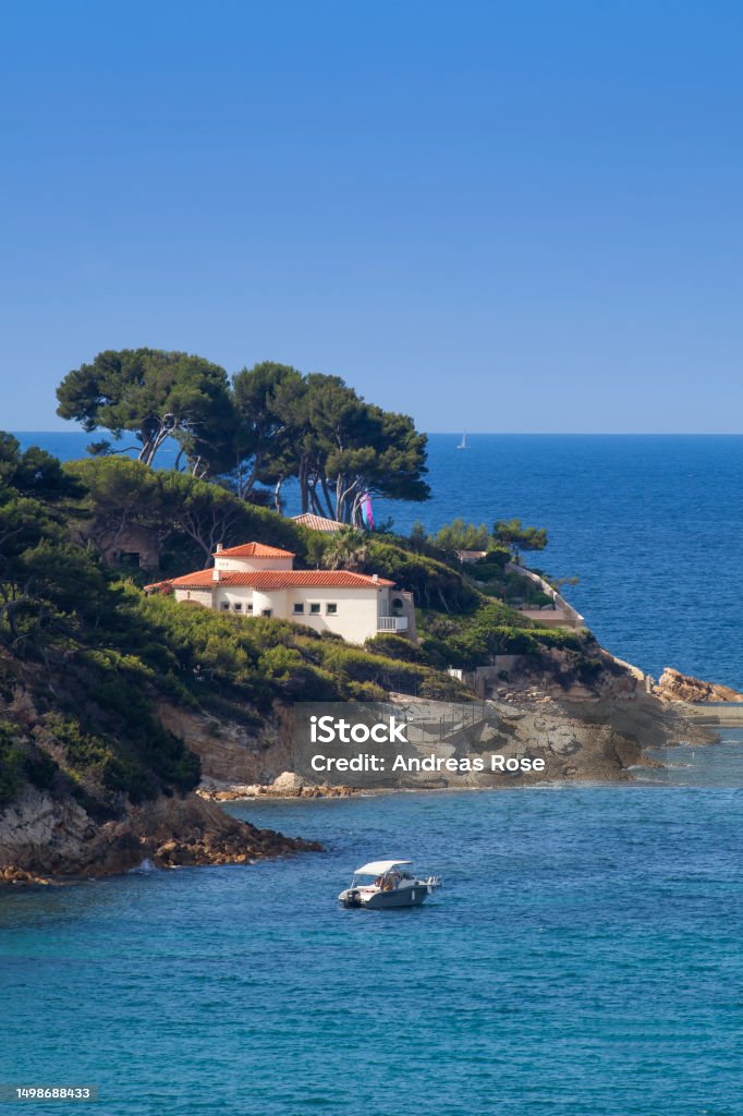 Private villa on the cliff at the Bale de Bandol, Bay of Bandol, Alpes-Maritimes, Cote d'Azur, South of France, France, Europe Bandol Stock Photo