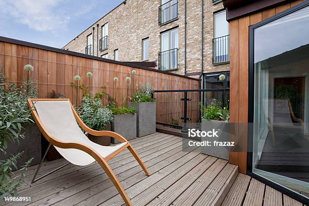 Photo libre de droit de Urban Balcon Avec Vue Sur Le Jardin banque d'images et plus d'images libres de droit de Balcon - Balcon, Jardin de la maison, Transat