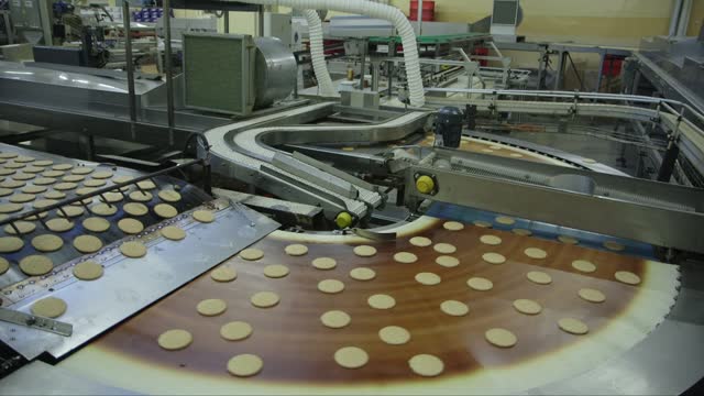 crackers on a conveyor line make a 180 degree turn in a food factory