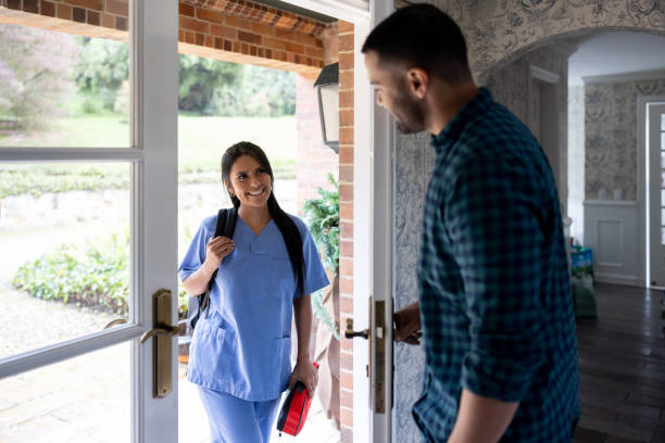 doctora latinoamericana llega a una visita a domicilio y paciente abre la puerta - nurse doctor healthcare and medicine latin american and hispanic ethnicity fotografías e imágenes de stock