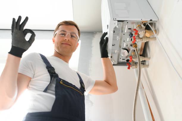 プロのボイラーサービス:自宅で天然ガスボイラーをチェックする資格のある技術者 - plumber boiler technician natural gas ストックフォトと画像