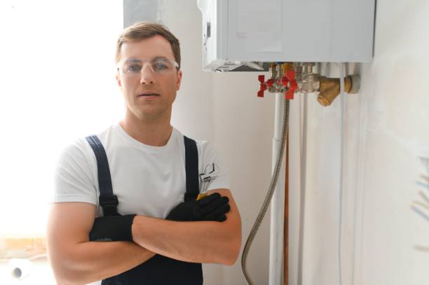 プロのボイラーサービス:自宅で天然ガスボイラーをチェックする資格のある技術者 - plumber boiler technician natural gas ストックフォトと画像