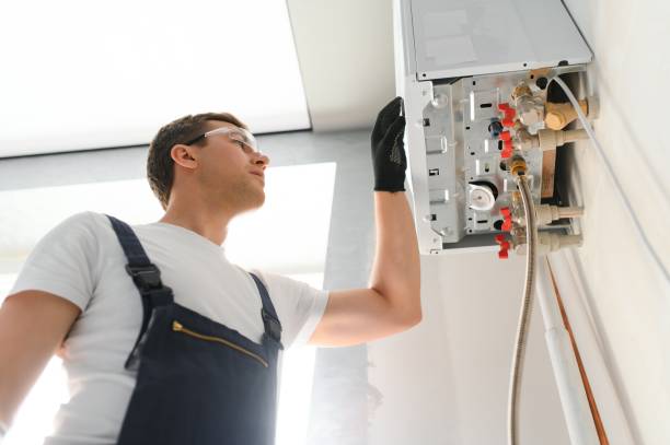 encanador profissional verificando uma caldeira e tubulações, conceito de serviço de caldeira - condensing boiler - fotografias e filmes do acervo