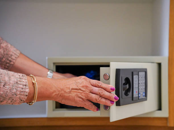 unrecognizable woman opening the electronic safe in a hotel. money and jewelry in the safe box - 銀行保管箱 個照片及圖片檔