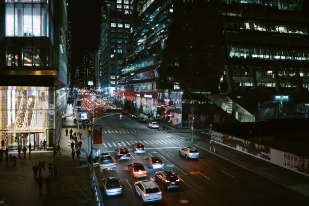 Manhattan traffic at night streets of Manhattan at night new york city skyline new york state night stock pictures, royalty-free photos & images