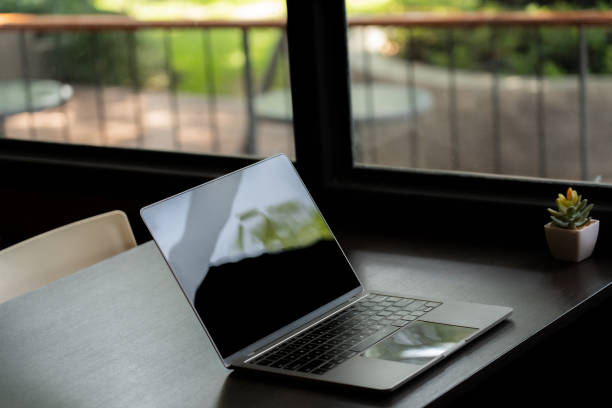 On my work desk, I have a sleek laptop and a modern mobile phone, ready for productivity and communication.The laptop's vibrant screen illuminates the desk while the mobile phone rests nearby,close up en mi escritorio de trabajo, tengo una computadora portátil elegante y un teléfono móvil moderno, listo para la productividad y la comunicación. la pantalla vibrante de la computadora portátil ilumina el escritorio mientras el teléfono móvil descans