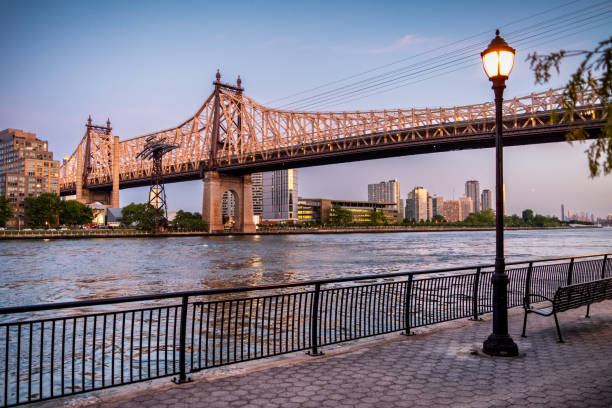 east river greenway new york city - queensborough bridge imagens e fotografias de stock