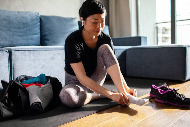 istock Japanese woman getting ready to go workout 1498729460