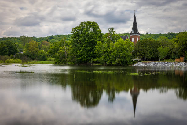 озеро бром, живописная деревня восточных поселков - knowlton church стоковые фото и изображения