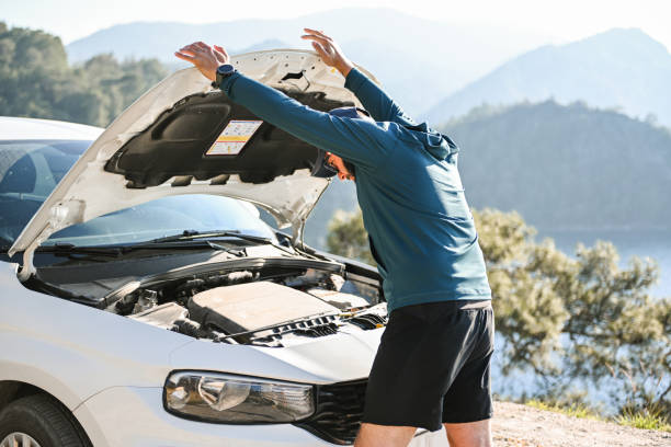 homem fica ao lado de carro quebrado - stranded travel people traveling disappointment - fotografias e filmes do acervo