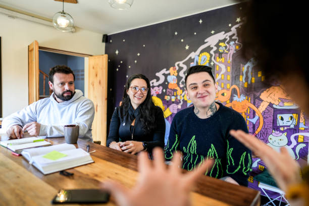 colegas haciendo una clase de señas de lenguaje en una cafetería - american sign language student learning real people fotografías e imágenes de stock