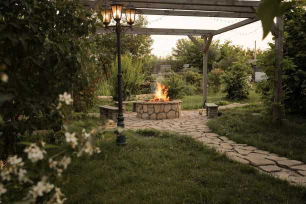 patio i ogień w palenisku wieczorem. przyjemny letni wieczór. - fire pit fire fireplace outdoors zdjęcia i obrazy z banku zdjęć