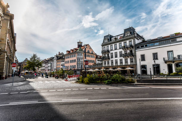 cafés dentro do konstanz city plaza, alemanha - hindenburg - fotografias e filmes do acervo